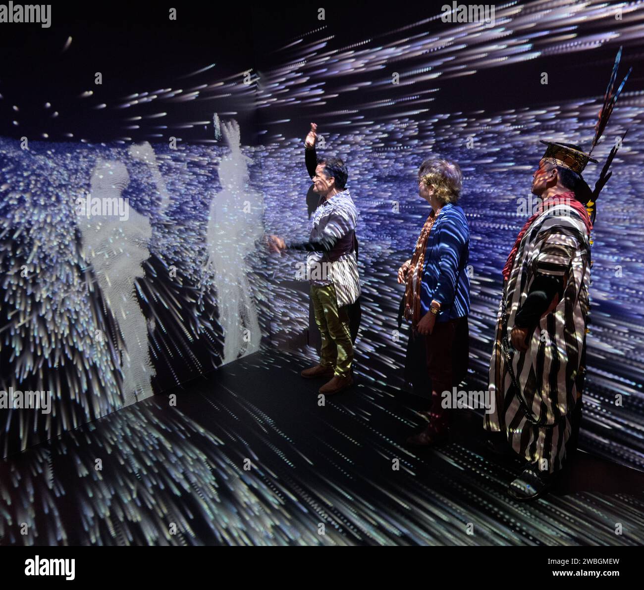 Les dirigeants amazoniens visitent le Centre d’information sur la Terre de la NASA, vendredi 17 novembre 2023, au siège de la NASA Mary W. Jackson Building à Washington. Les dirigeants, rejoints par des professeurs de l’Université de Richmond et des représentants de la NASA, se sont réunis pour discuter de la façon dont les données de la NASA peuvent être utilisées pour aider à protéger l’Amazonie. Crédit photo : (NASA/Bill Ingalls) Banque D'Images