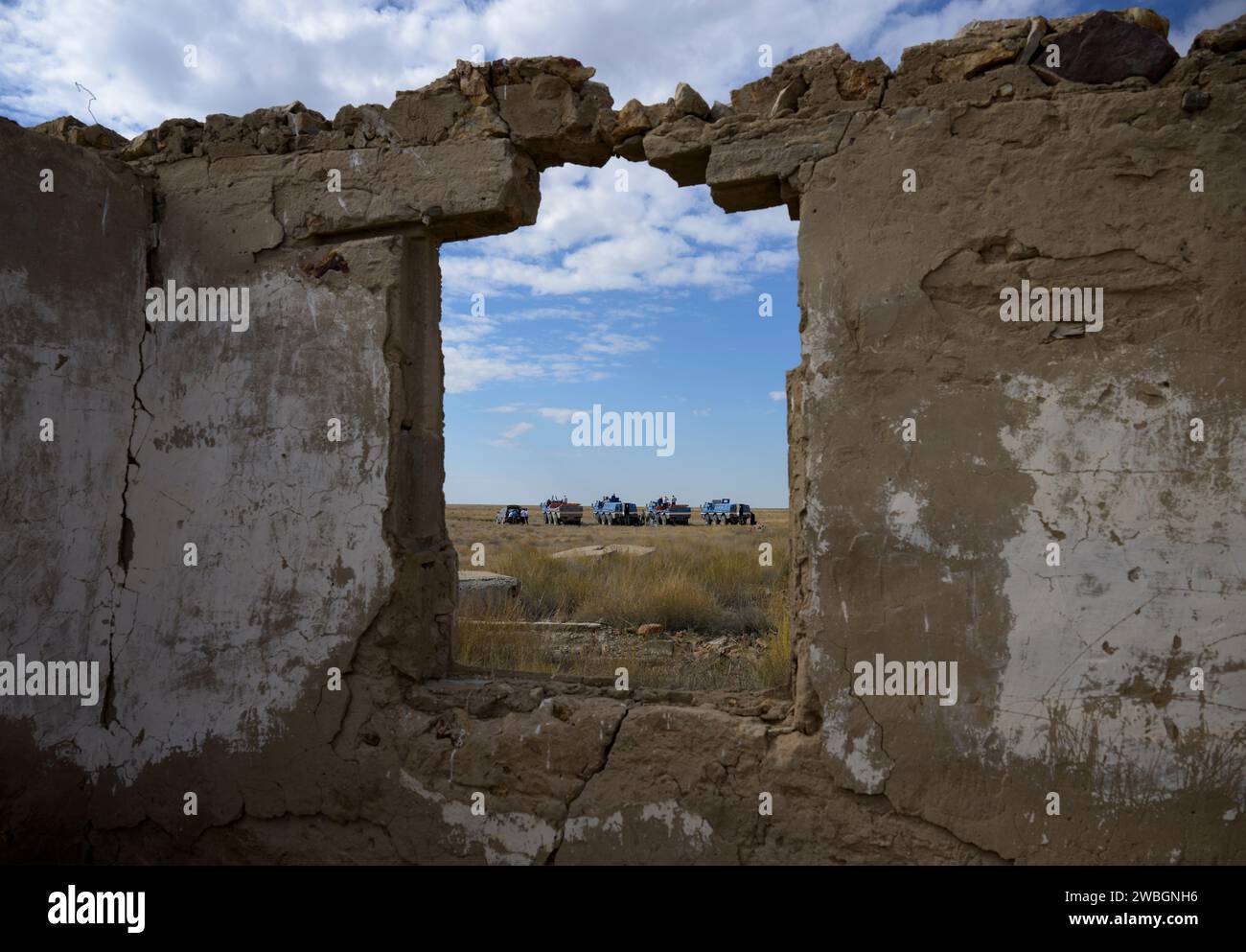 L'équipe des véhicules tout terrain (ATV) des Forces russes de recherche et de récupération déjeunent et se préparent à l'atterrissage de l'astronaute de la NASA de l'expédition 69 Frank Rubio, des cosmonautes de Roscosmos Dmitri Petelin et Sergey Prokopyev, le mercredi 27 septembre 2023, à l'extérieur de Zhezkazgan, Kazakhstan. Le trio revient sur Terre après avoir passé 371 jours dans l’espace en tant que membres des expéditions 68-69 à bord de la Station spatiale internationale. Pour Rubio, sa mission est le vol spatial le plus long de l'histoire d'un astronaute américain. Crédit photo : (NASA/Bill Ingalls) Banque D'Images
