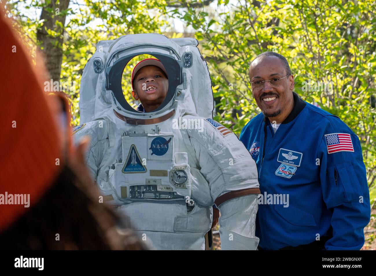 L'astronaute de la NASA Alvin a dessiné des poses pour une photo avec des invités lors du rouleau d'œufs de Pâques de la Maison Blanche, lundi 10 avril 2023, sur la pelouse sud de la Maison Blanche à Washington. Crédit photo : (NASA/Keegan Barber) Banque D'Images