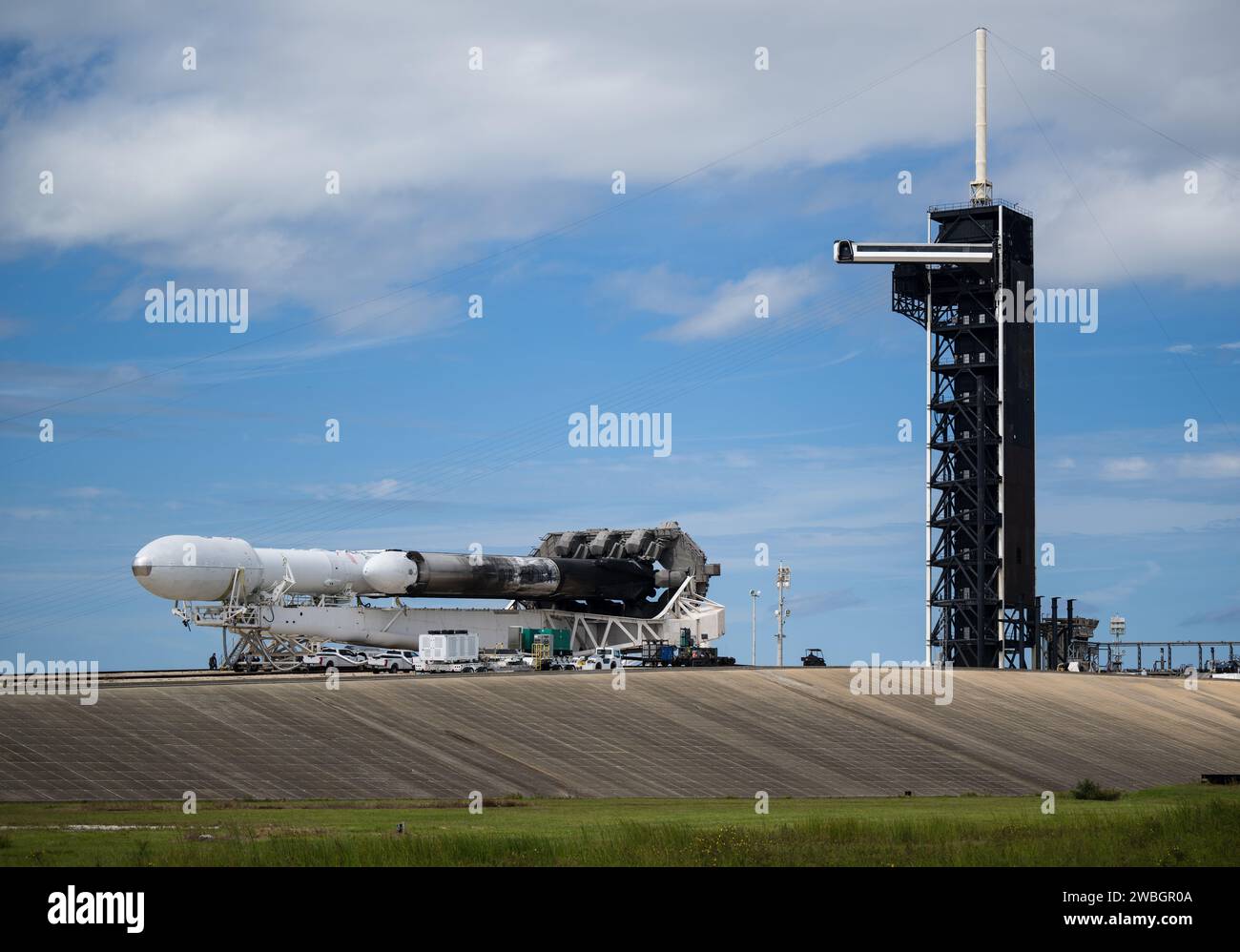 Une fusée SpaceX Falcon Heavy avec le vaisseau psyché à bord est vue alors qu’elle roule vers la rampe de lancement au Launch Complex 39a alors que les préparatifs se poursuivent pour la mission psyché, mardi 10 octobre 2023, au Kennedy Space Center de la NASA en Floride. La sonde psyché de la NASA se rendra sur un astéroïde riche en métaux du même nom en orbite autour du Soleil entre Mars et Jupiter pour étudier sa composition. Le vaisseau spatial transporte également la démonstration de la technologie des communications optiques dans l'espace profond de l'agence, qui testera les communications laser au-delà de la Lune. Crédit photo : (NASA/Aubrey Gemignani) Banque D'Images
