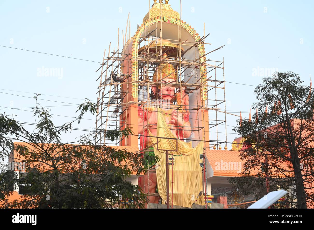Inde. 10 janvier 2024. NEW DELHI, INDE - JANVIER 10 : les ouvriers préparant une statue de 51 pieds du Seigneur Hanuman va être inaugurée dans la colonie Geeta de Delhi est le 22 janvier, le jour du temple Shri RAM (RAM Mandir) Ayodhya Uttar Pradesh, le 10 janvier 2024 à New Delhi, Inde. (Photo Sonu Mehta/Hindustan Times/Sipa USA) crédit : SIPA US/Alamy Live News Banque D'Images