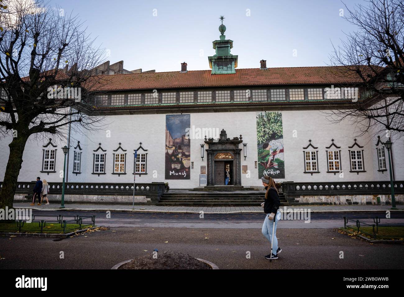 Vue générale de la façade du musée Rasmus Meyer. La collection Rasmus Meyer fait partie du musée d'art de Bergen et abrite une importante collection d'œuvres d'artistes norvégiens. Le musée est logé dans une maison historique dans le centre de la ville et est nommé d'après le marchand distingué R Meyer, qui a fait don de sa collection d'art privée à la ville en 1911. La collection comprend des œuvres de divers artistes du 19e et du début du 20e siècle, avec un accent particulier sur Edvard Munch. Il y a aussi des peintures, des dessins et des estampes d'autres artistes norvégiens tels que Harriet Backer, Nikolai Astrup et Ha Banque D'Images