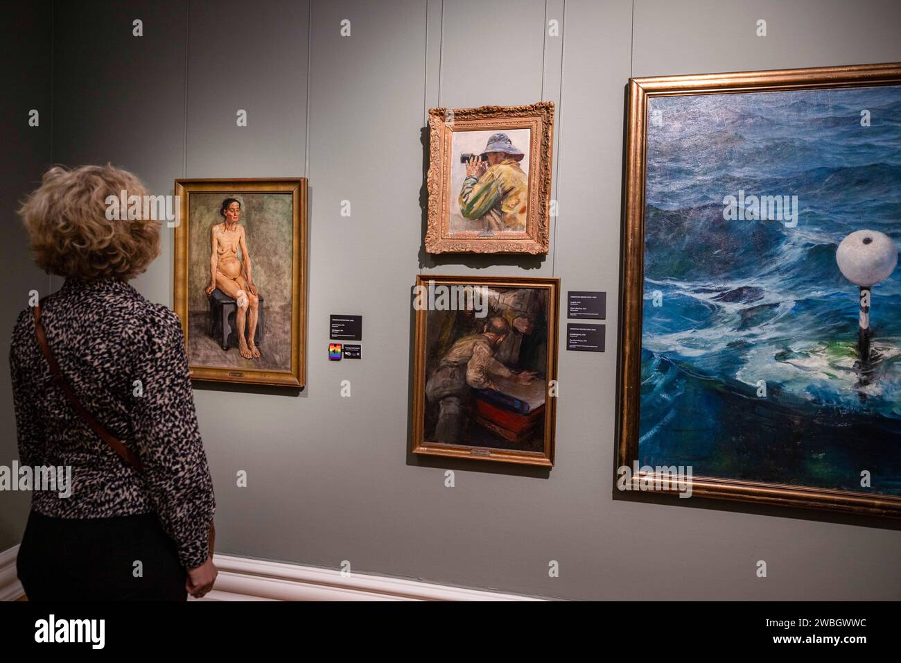 Une personne regarde quelques tableaux dans la salle dédiée à l'artiste Christian Krohg au musée Rasmus Meyer. La collection Rasmus Meyer fait partie du musée d'art de Bergen et abrite une importante collection d'œuvres d'artistes norvégiens. Le musée est logé dans une maison historique dans le centre de la ville et est nommé d'après le marchand distingué R Meyer, qui a fait don de sa collection d'art privée à la ville en 1911. La collection comprend des œuvres de divers artistes du 19e et du début du 20e siècle, avec un accent particulier sur Edvard Munch. Il y a aussi des peintures, des dessins et des estampes d'autres Norwe Banque D'Images