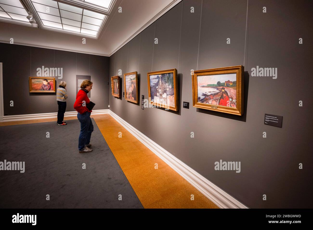 Deux personnes regardent quelques tableaux dans l'exposition de l'artiste Edvar Munch au musée Rasmus Meyer. La collection Rasmus Meyer fait partie du musée d'art de Bergen et abrite une importante collection d'œuvres d'artistes norvégiens. Le musée est logé dans une maison historique dans le centre de la ville et est nommé d'après le marchand distingué R Meyer, qui a fait don de sa collection d'art privée à la ville en 1911. La collection comprend des œuvres de divers artistes du 19e et du début du 20e siècle, avec un accent particulier sur Edvard Munch. Il y a aussi des peintures, des dessins et des estampes d'autres AR norvégiens Banque D'Images