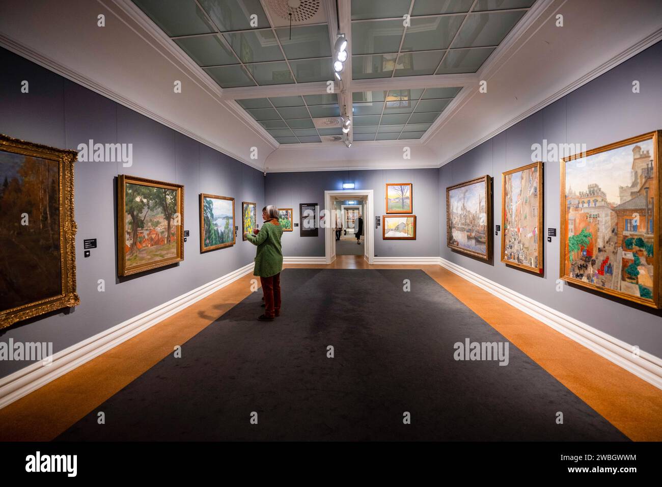 Une personne regarde quelques peintures dans l'exposition de l'artiste Edvar Munch au musée Rasmus Meyer. La collection Rasmus Meyer fait partie du musée d'art de Bergen et abrite une importante collection d'œuvres d'artistes norvégiens. Le musée est logé dans une maison historique dans le centre de la ville et est nommé d'après le marchand distingué R Meyer, qui a fait don de sa collection d'art privée à la ville en 1911. La collection comprend des œuvres de divers artistes du 19e et du début du 20e siècle, avec un accent particulier sur Edvard Munch. Il y a aussi des peintures, des dessins et des estampes d'autres œuvres d'art norvégiennes Banque D'Images
