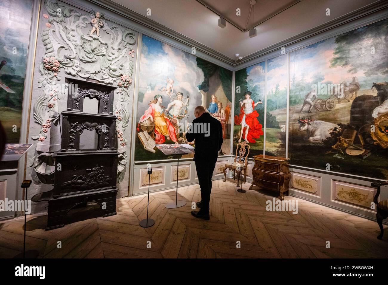 Une personne regarde quelques peintures et fresques dans la salle dédiée à l’artiste Mathias Blumenthal au musée Rasmus Meyer. La collection Rasmus Meyer fait partie du musée d'art de Bergen et abrite une importante collection d'œuvres d'artistes norvégiens. Le musée est logé dans une maison historique dans le centre de la ville et est nommé d'après le marchand distingué R Meyer, qui a fait don de sa collection d'art privée à la ville en 1911. La collection comprend des œuvres de divers artistes du 19e et du début du 20e siècle, avec un accent particulier sur Edvard Munch. Il y a aussi des peintures, des dessins et des estampes Banque D'Images