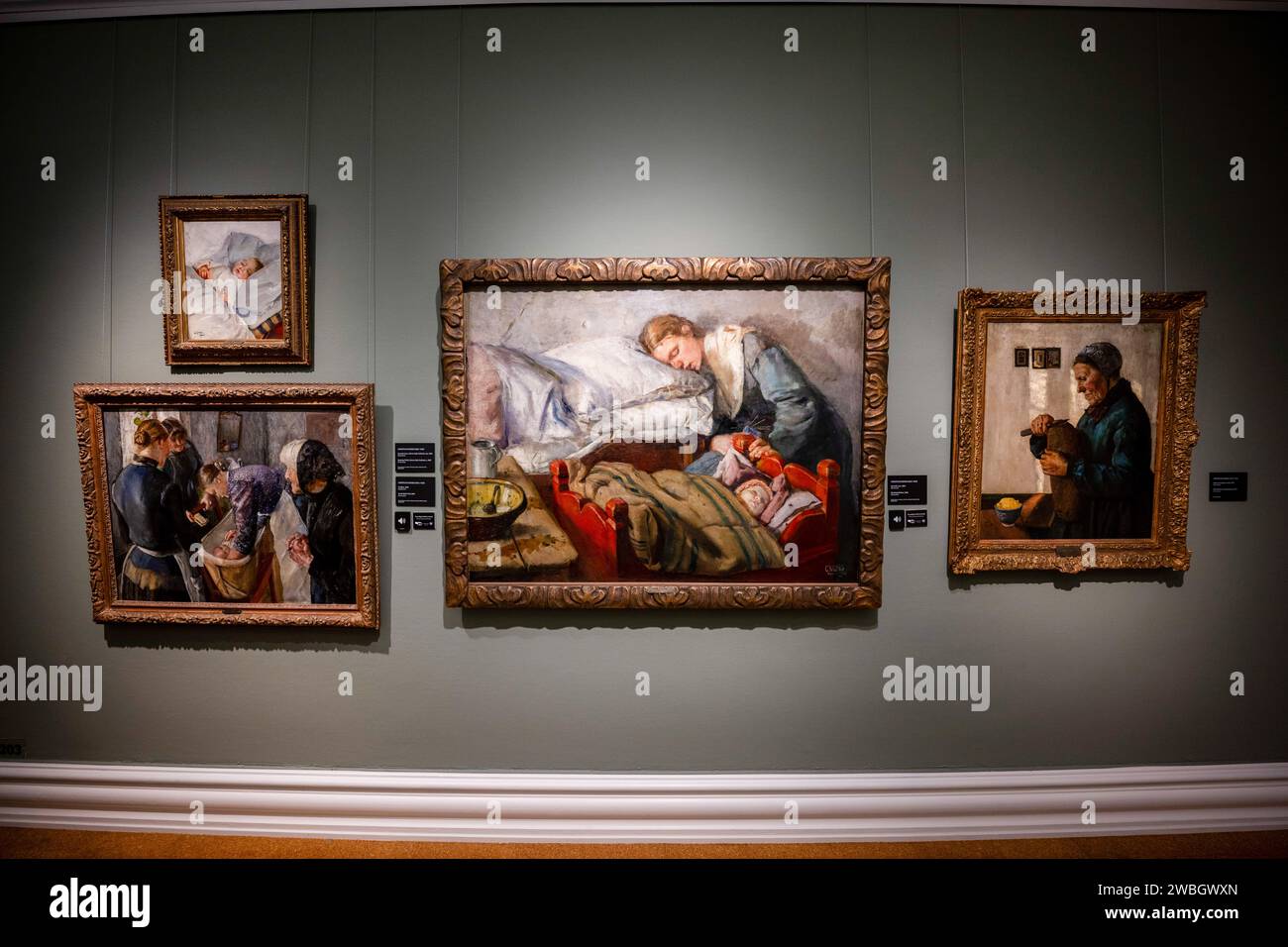Échantillons de peintures dans l'exposition de l'artiste Christian Krohg au musée Rasmus Meyer. La collection Rasmus Meyer fait partie du musée d'art de Bergen et abrite une importante collection d'œuvres d'artistes norvégiens. Le musée est logé dans une maison historique dans le centre de la ville et est nommé d'après le marchand distingué R Meyer, qui a fait don de sa collection d'art privée à la ville en 1911. La collection comprend des œuvres de divers artistes du 19e et du début du 20e siècle, avec un accent particulier sur Edvard Munch. Il y a aussi des peintures, des dessins et des estampes d'autres artistes norvégiens suc Banque D'Images