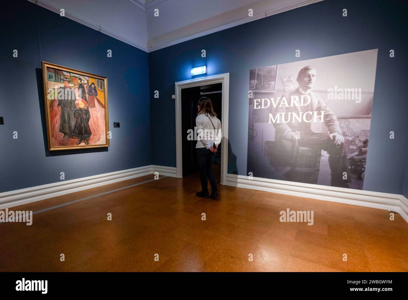 Une personne regarde quelques peintures dans l'exposition de l'artiste Edvar Munch au musée Rasmus Meyer. La collection Rasmus Meyer fait partie du musée d'art de Bergen et abrite une importante collection d'œuvres d'artistes norvégiens. Le musée est logé dans une maison historique dans le centre de la ville et est nommé d'après le marchand distingué R Meyer, qui a fait don de sa collection d'art privée à la ville en 1911. La collection comprend des œuvres de divers artistes du 19e et du début du 20e siècle, avec un accent particulier sur Edvard Munch. Il y a aussi des peintures, des dessins et des estampes d'autres œuvres d'art norvégiennes Banque D'Images