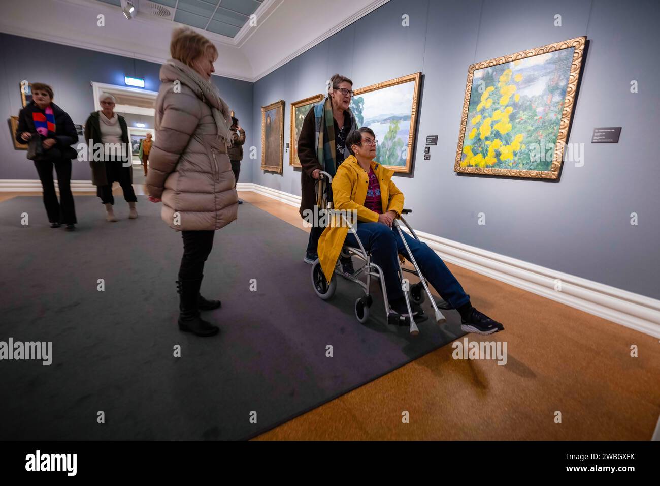 Bergen, Norvège. 5 novembre 2023. Plusieurs personnes regardent quelques tableaux dans la salle dédiée à l’artiste Mathias Blumenthal au musée Rasmus Meyer. La collection Rasmus Meyer fait partie du musée d'art de Bergen et abrite une importante collection d'œuvres d'artistes norvégiens. Le musée est logé dans une maison historique dans le centre de la ville et est nommé d'après le marchand distingué R Meyer, qui a fait don de sa collection d'art privée à la ville en 1911. La collection comprend des œuvres de divers artistes du 19e et du début du 20e siècle, avec un accent particulier sur Edvard Munch. Il y a aussi pai Banque D'Images