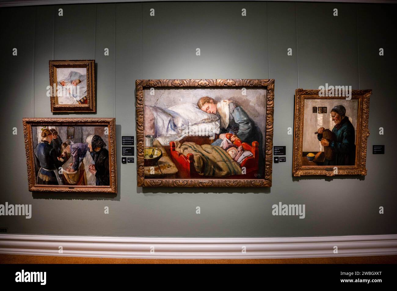 Bergen, Norvège. 5 novembre 2023. Échantillons de peintures dans l'exposition de l'artiste Christian Krohg au musée Rasmus Meyer. La collection Rasmus Meyer fait partie du musée d'art de Bergen et abrite une importante collection d'œuvres d'artistes norvégiens. Le musée est logé dans une maison historique dans le centre de la ville et est nommé d'après le marchand distingué R Meyer, qui a fait don de sa collection d'art privée à la ville en 1911. La collection comprend des œuvres de divers artistes du 19e et du début du 20e siècle, avec un accent particulier sur Edvard Munch. Il y a aussi des peintures, des dessins et pri Banque D'Images