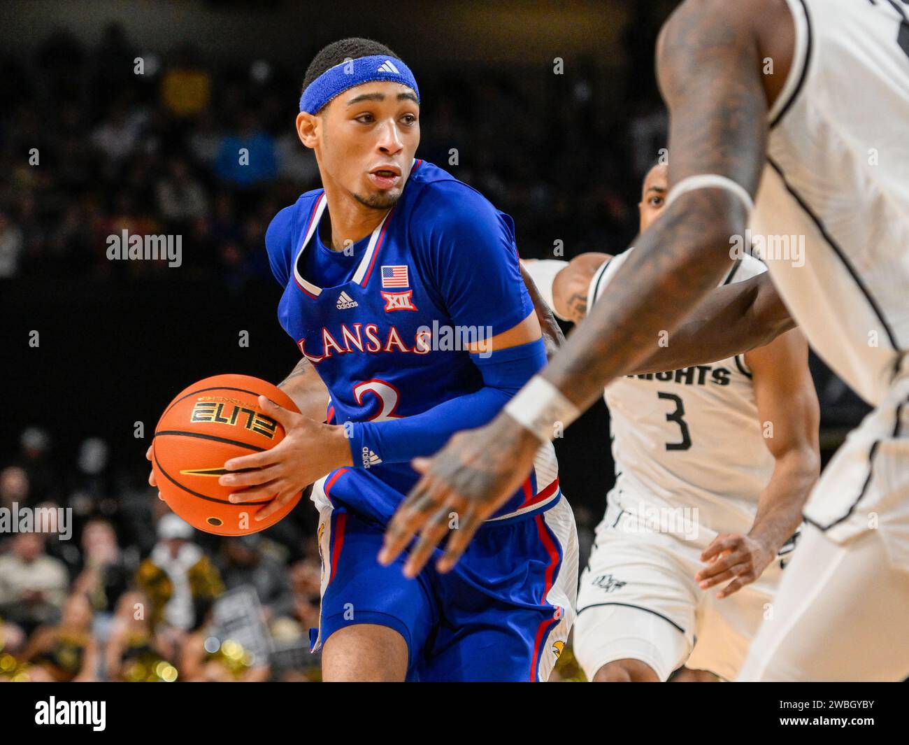 10 janvier 2024 : les Jayhawks du Kansas gardent Dajuan Harris Jr. (3 ...