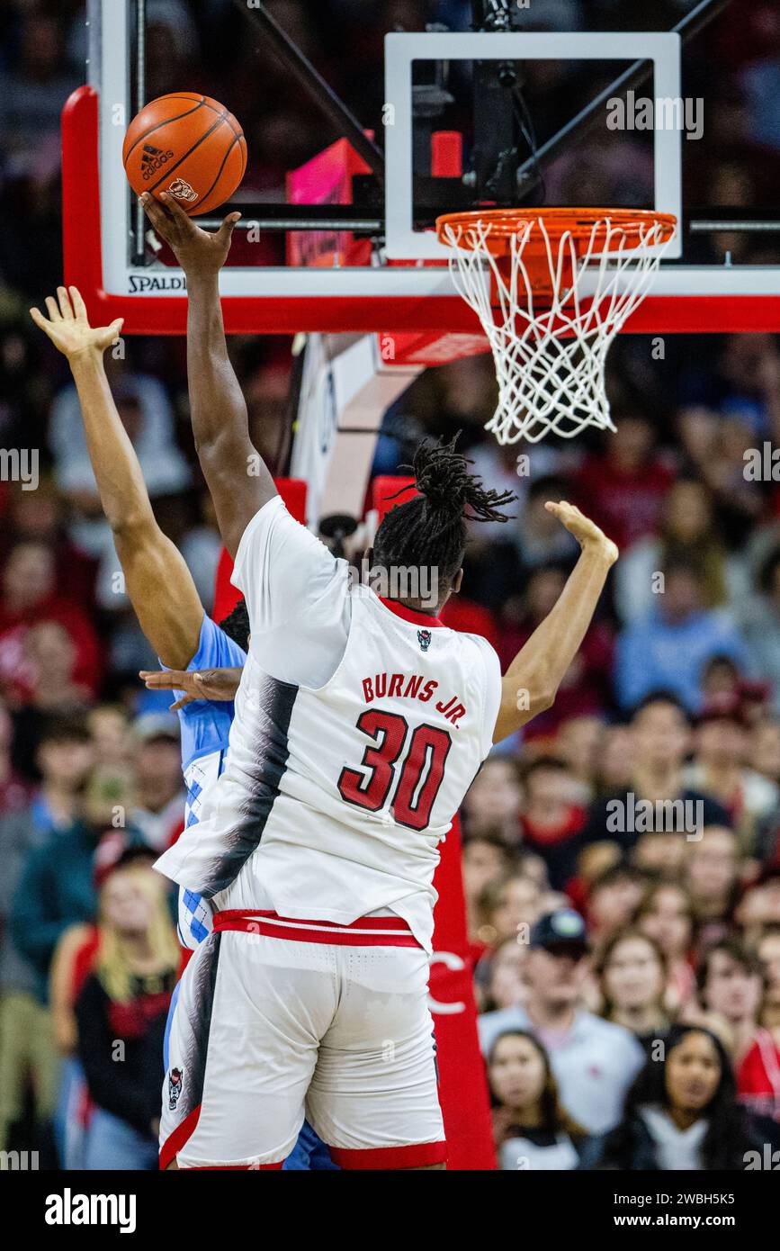 10 janvier 2024 : DJ Burns Jr. (30), attaquant des North Carolina Wolfpack, tire contre les Tar Heels dans le match de basket-ball ACC au PNC Arena de Raleigh, Caroline du Nord. (Scott Kinser/CSM) Banque D'Images