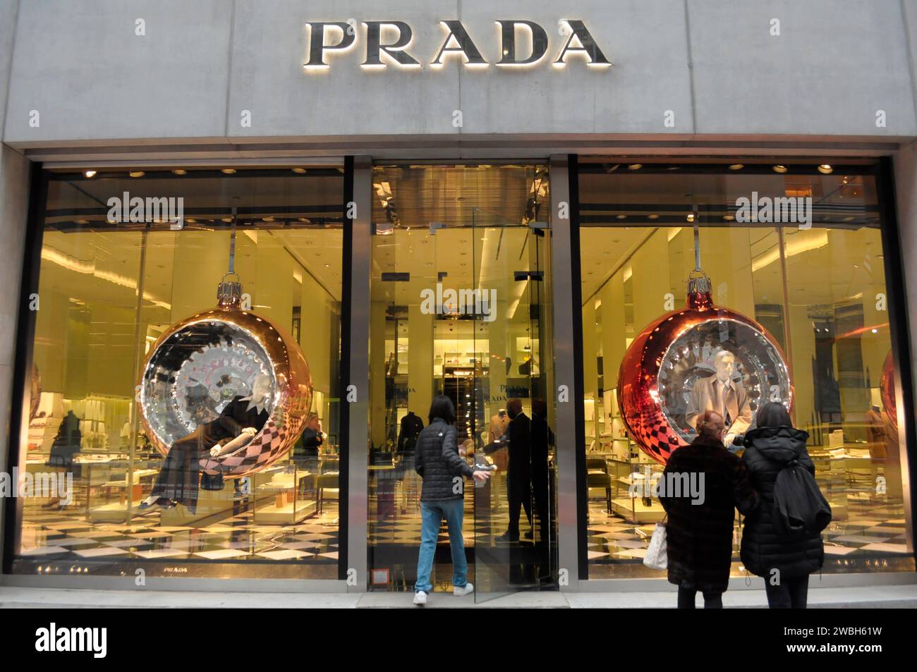 New York, États-Unis. 10 janvier 2024. Un client entre dans un magasin Prada sur la Cinquième Avenue à Manhattan, New York. (Photo de Jimin Kim/SOPA Images/Sipa USA) crédit : SIPA USA/Alamy Live News Banque D'Images
