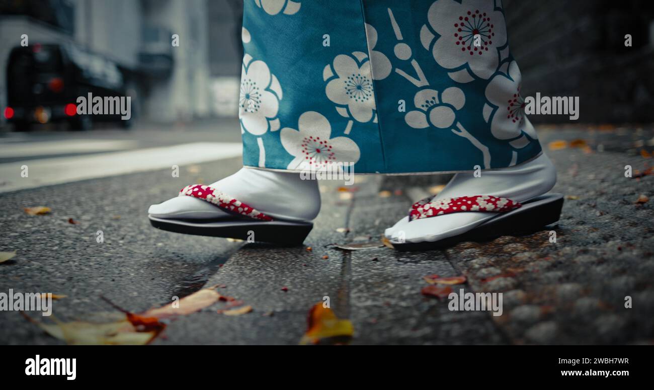 Pieds, chaussures japonaises et traditionnelles avec promenade en ville pour voyager et voyager en plein air. Mode, aventure et rue urbaine à Kyoto, kimono pour Banque D'Images