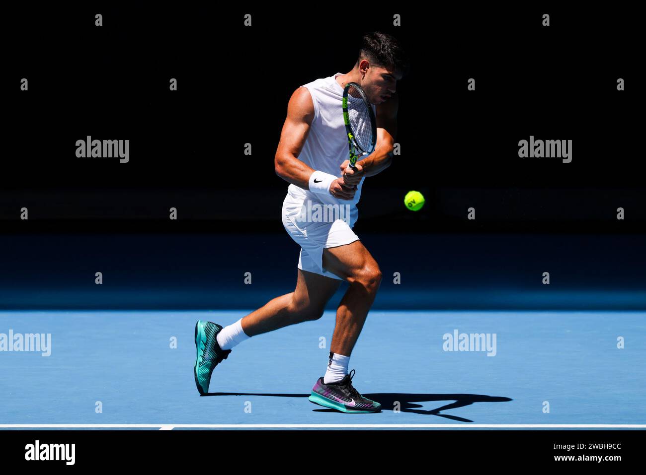 Melbourne, Victoria, Australie. 11 janvier 2024. MELBOURNE, AUSTRALIE - JANVIER 11 : Carlos Alcaraz d'Espagne termine une séance d'entraînement avec Stan Wawrinka de Suisse avant l'Open d'Australie 2024 à Melbourne Park le 11 janvier 2024 à Melbourne, Australie. (Image de crédit : © Chris Putnam/ZUMA Press Wire) USAGE ÉDITORIAL SEULEMENT! Non destiné à UN USAGE commercial ! Banque D'Images