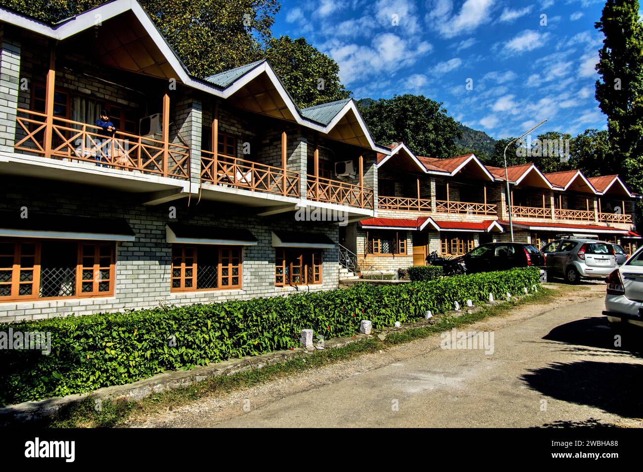 HPTDC Sarvary Hotel, Hotel Sarvari, Shastrinagar, Kullu, Himachal Pradesh, Inde, Asie Banque D'Images