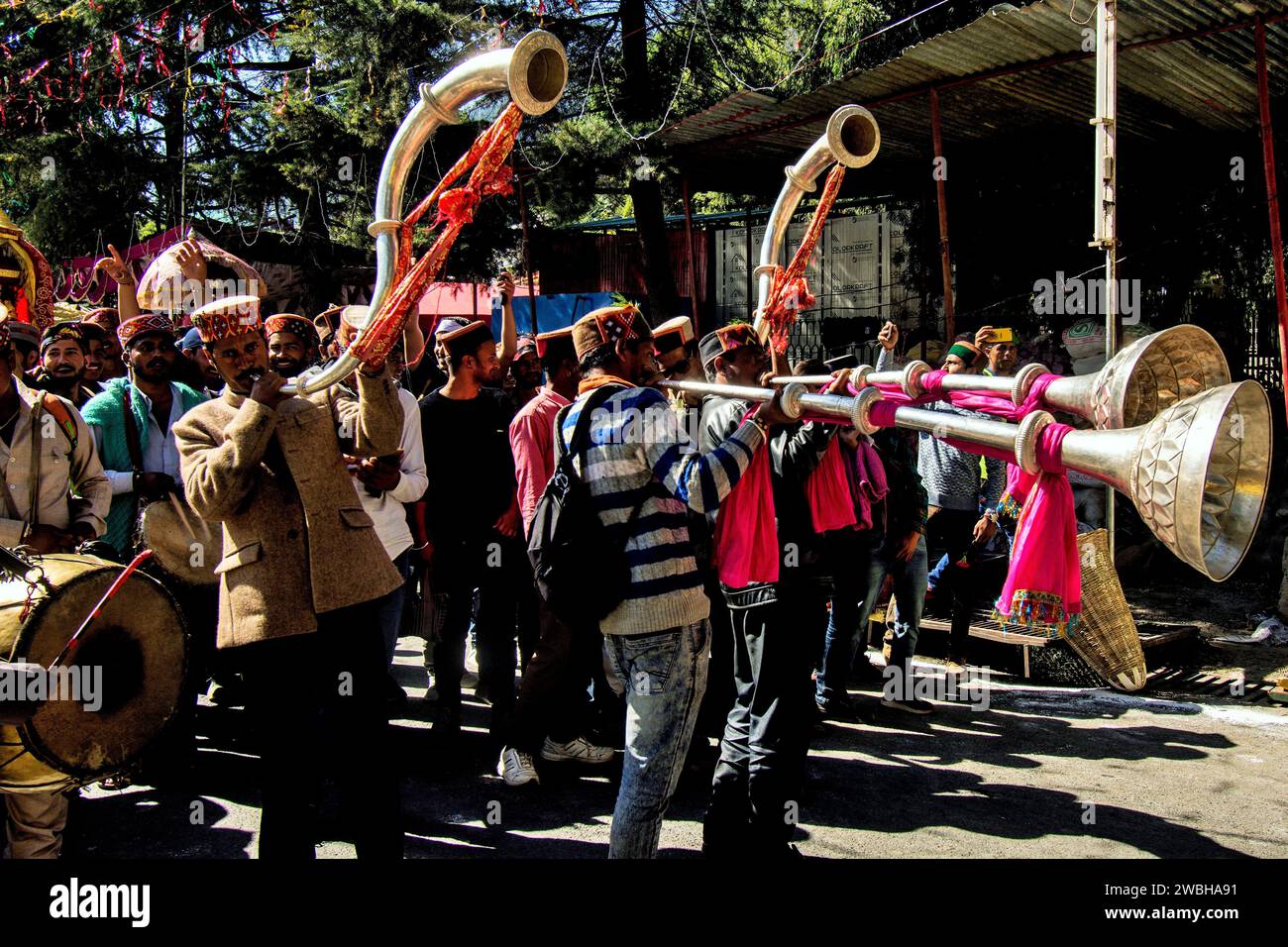 Hommes soufflant des trompettes, Mega Festival, Dussehra Festivals, Dhalpur Ground, Kullu, Himachal Pradesh, Inde, Asie, festivals indiens Banque D'Images