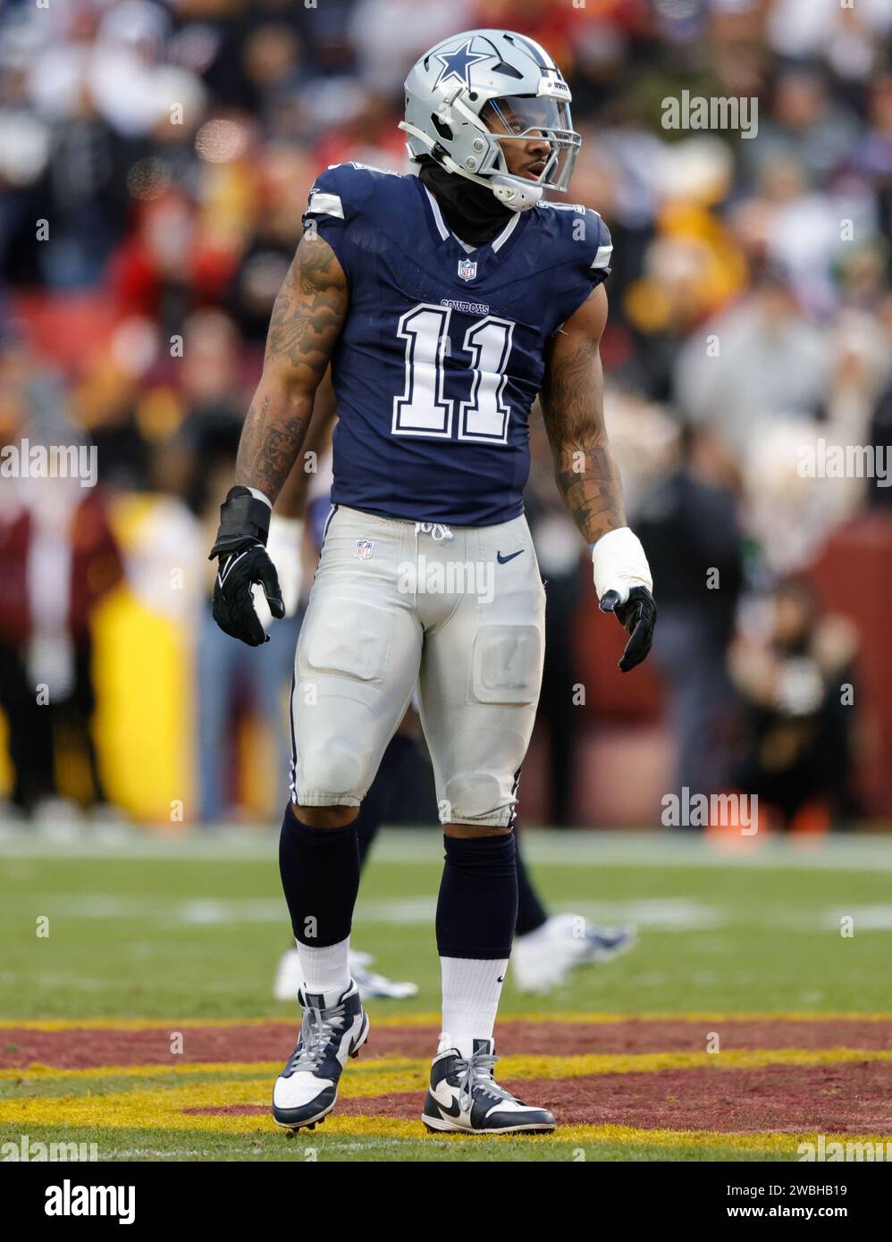 Le linebacker des Dallas Cowboys Micah Parsons (11 ans) avant le départ du deuxième drive de la pièce au FedEx Field à Landover MD le 7 janvier 2023 (Alyssa Howell pour image of Sport) Banque D'Images