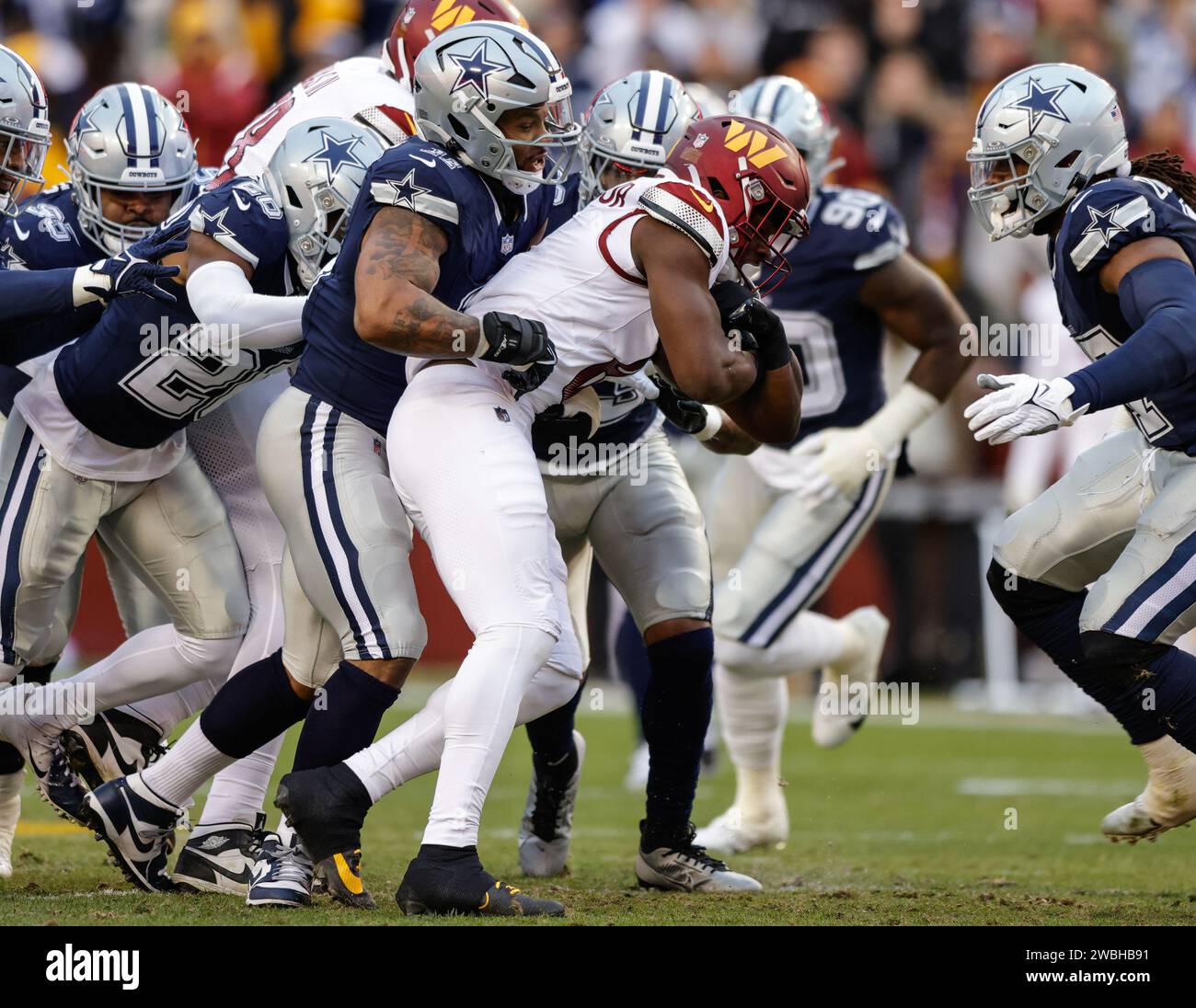 Le linebacker des Dallas Cowboys Micah Parsons (11 ans) arrête le Carry by Washington Commanders Brian Robinson Jr (8 ans) à FedEx Field à Landover MD le 7 janvier 2023 (Alyssa Howell pour image of Sport) Banque D'Images