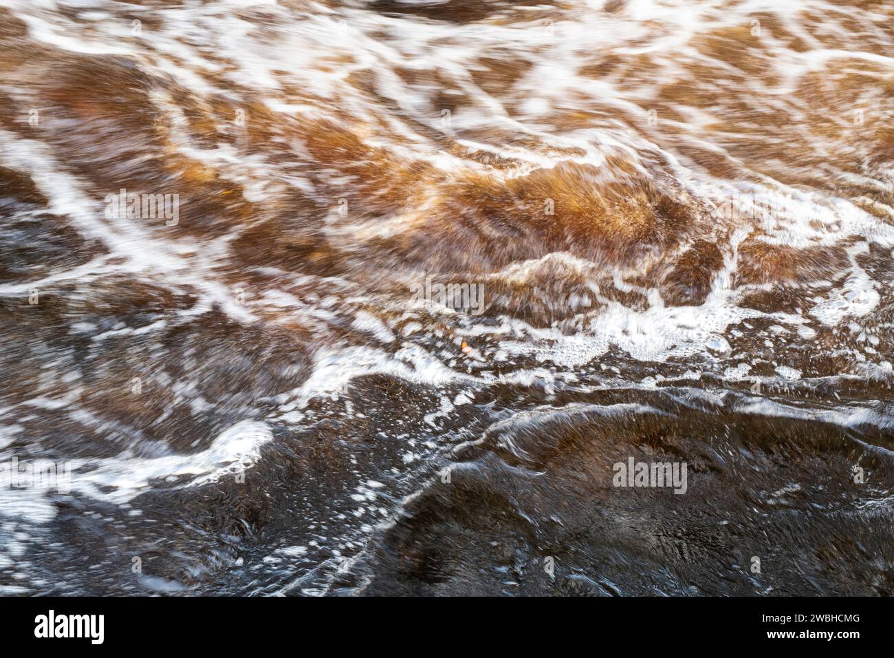 Eau à écoulement rapide. River Findhorn, Morayshire, Écosse. Résumé de longue exposition Banque D'Images