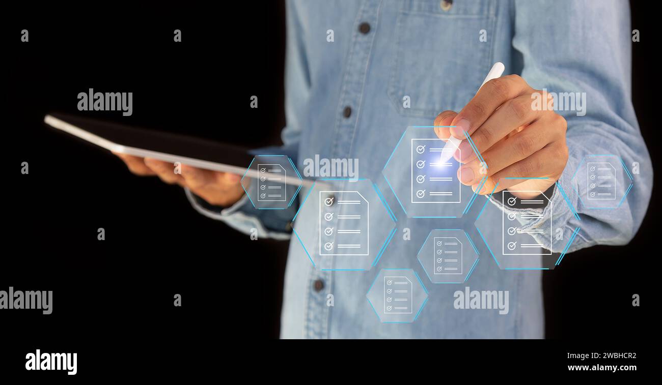 Liste de contrôle remplissez la liste de contrôle du formulaire numérique de l'évaluation des performances.les gens d'affaires utilisent l'évaluation du questionnaire d'évaluation Banque D'Images