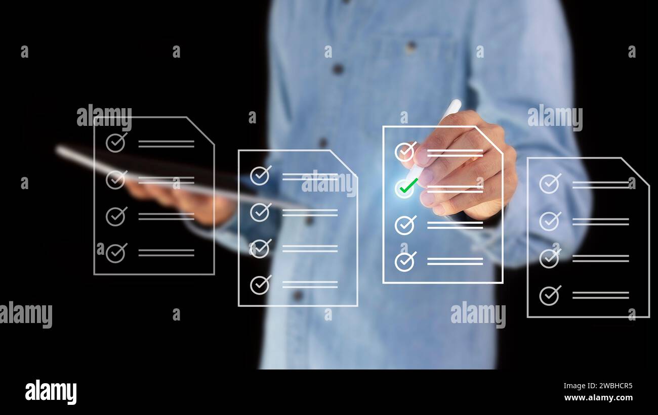 Liste de contrôle remplissez la liste de contrôle du formulaire numérique de l'évaluation des performances.les gens d'affaires utilisent l'évaluation du questionnaire d'évaluation Banque D'Images