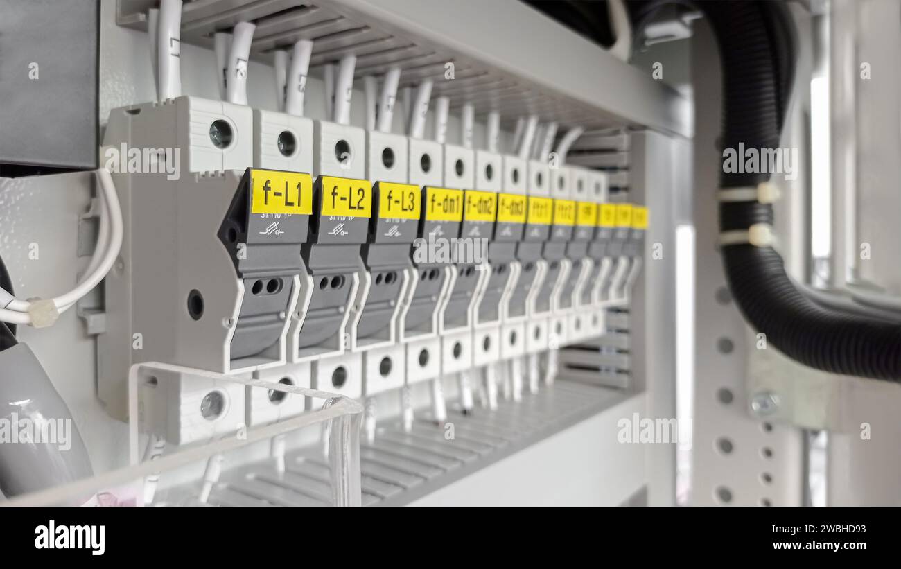 La boîte à fusibles commande le circuit électrique dans l'armoire de commande. Banque D'Images