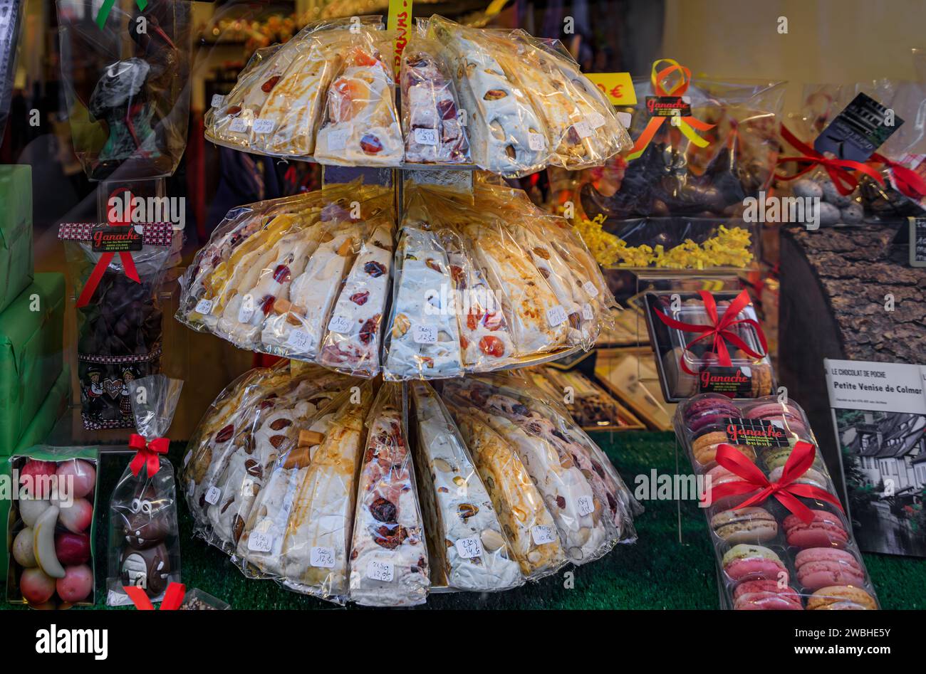 Colmar, France - juin 5 2023 : bonbons gourmands, nougat classique aux noix, chocolats et macarons dans une confiserie artisanale, village de la route des vins d'Alsace Banque D'Images