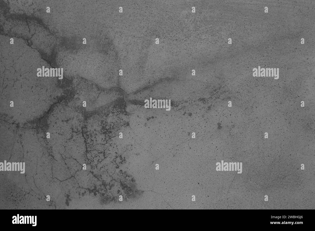 Murs en béton à l'extérieur du bâtiment où se produisent des moisissures noires. Banque D'Images