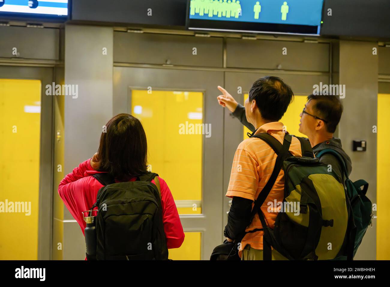 Un groupe de touristes vérifiant le panneau d'affichage de l'information dans la station de métro Banque D'Images
