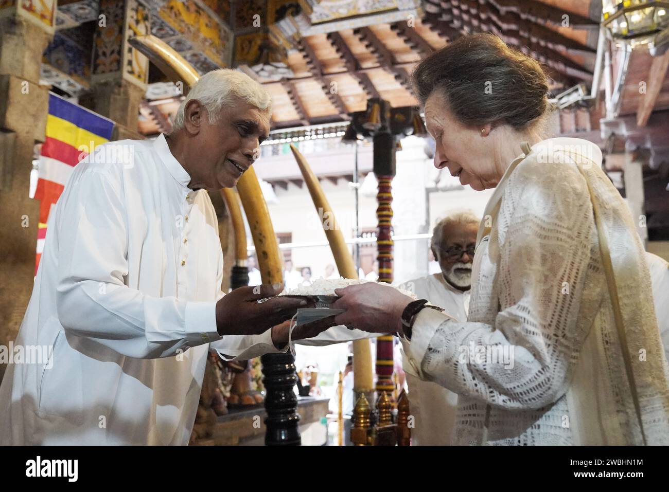 La Princesse Royale se prépare à offrir des fleurs de jasmin lors d'une visite au Temple de la relique Sacrée de la dent à Kandy pendant le deuxième jour de leur visite pour marquer 75 ans de relations diplomatiques entre le Royaume-Uni et le Sri Lanka. Date de la photo : jeudi 11 janvier 2024. Banque D'Images
