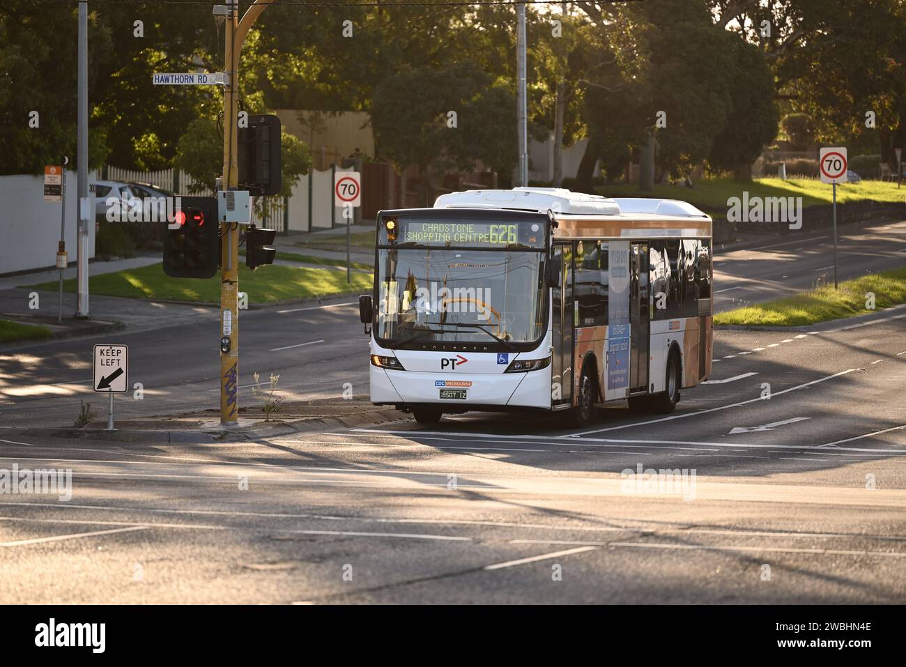 Le bus Volvo B8RLE, exploité par CDC Melbourne, attend aux feux de circulation à l'intersection de North Rd et Hawthorn Rd, sur son chemin vers Chadstone Banque D'Images