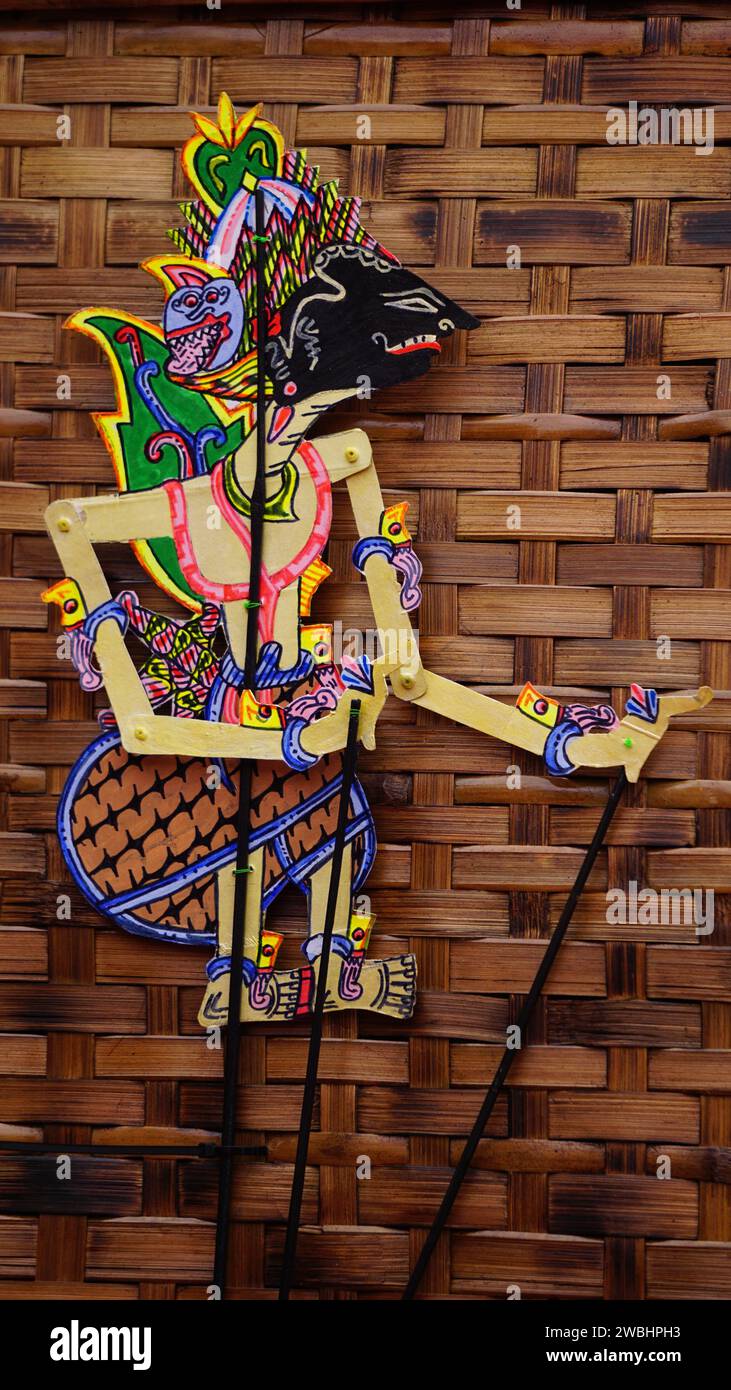 Les marionnettes indonésiennes qui ont appelé wayang (marionnette javanaise) sur fond blanc. Le wayang est fait de peau de chèvre, de vache ou de buffle Banque D'Images