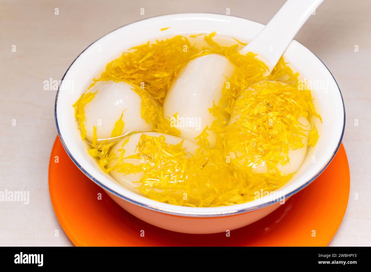 Bol à vue d'angle de boules de riz gluant Chrysanthemum à composition horizontale Banque D'Images