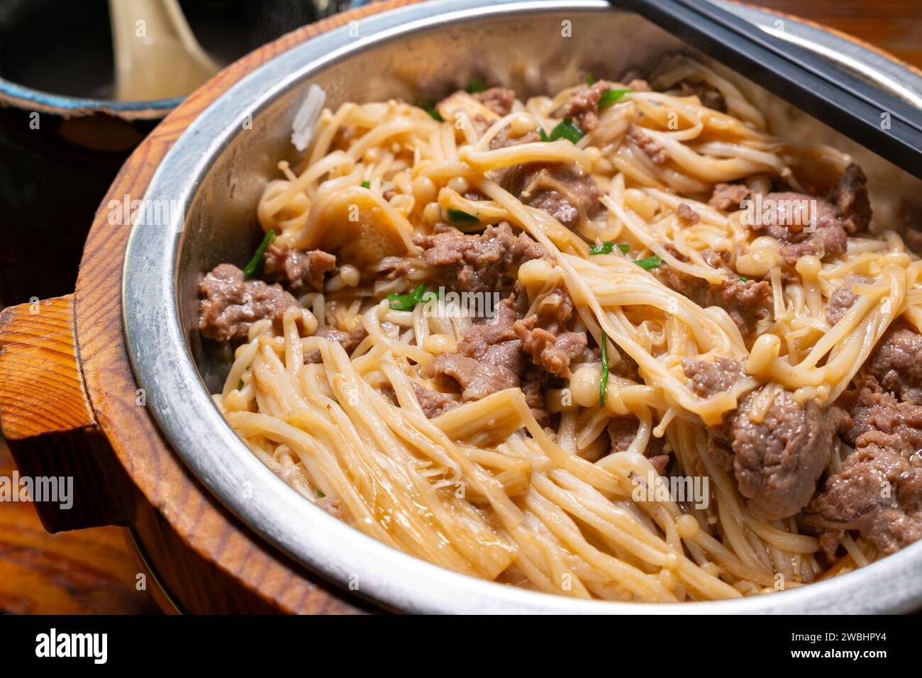 angle vue fast food enoki champignons et porc et riz avec composition horizontale de soupe Banque D'Images