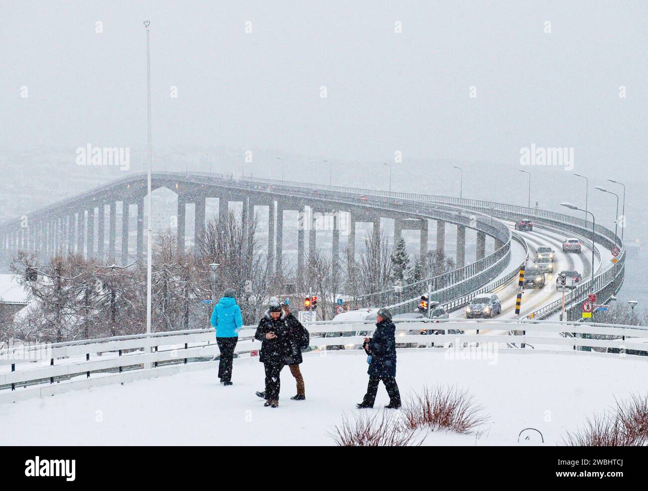 Pont routier courbé sur le fjord à Tromso en Norvège Banque D'Images