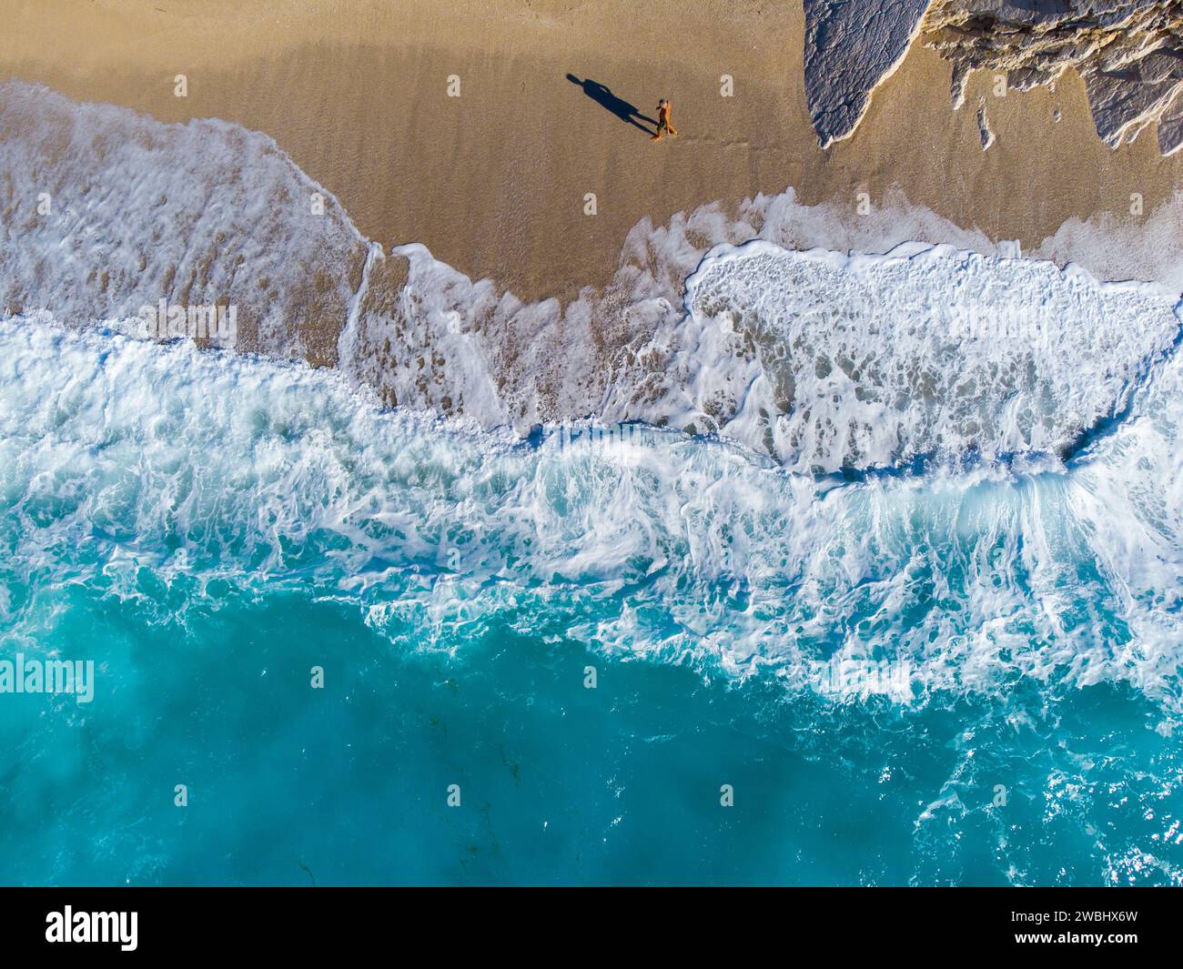 Belle plage tropicale avec sable jaune. Vagues de mer se brisant sur le rivage, images de drones aériens. Littoral. Plage de sable fin en été. Banque D'Images