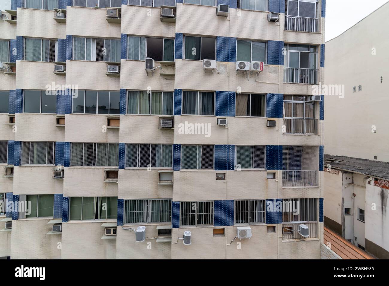 Un système de refroidissement extérieur installé sur le mur extérieur d'un complexe d'appartements moderne. Banque D'Images