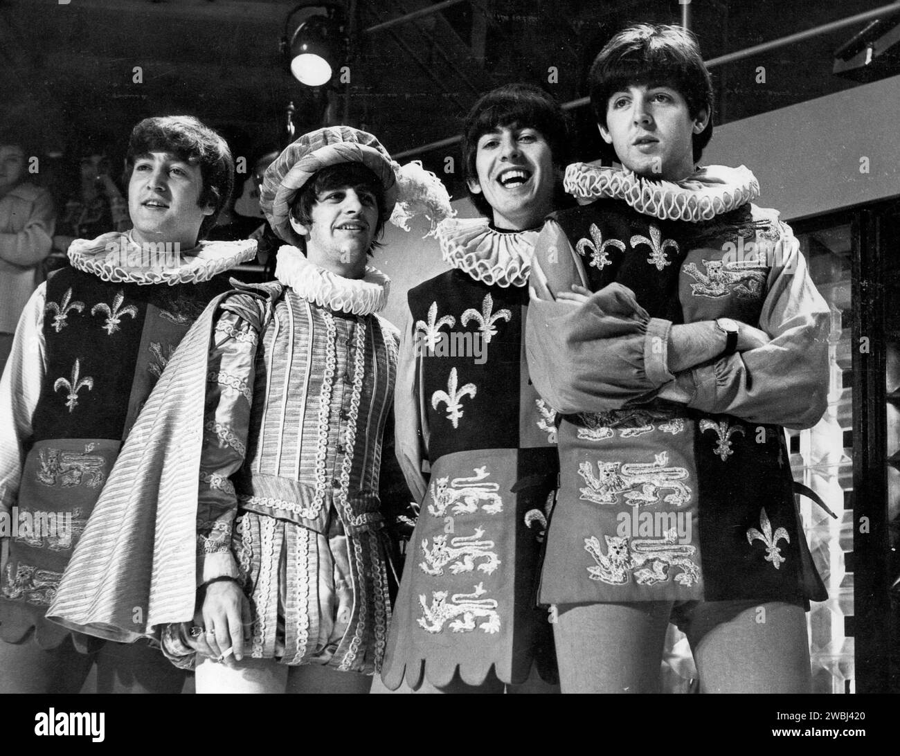 The Beatles, George Harrison, Paul McCartney, John Lennon, Ringo Starr en costumes médiévaux pour le spectacle télévisé « Around the Beatles ». Radiodiffusion 6 mai 1964. Banque D'Images