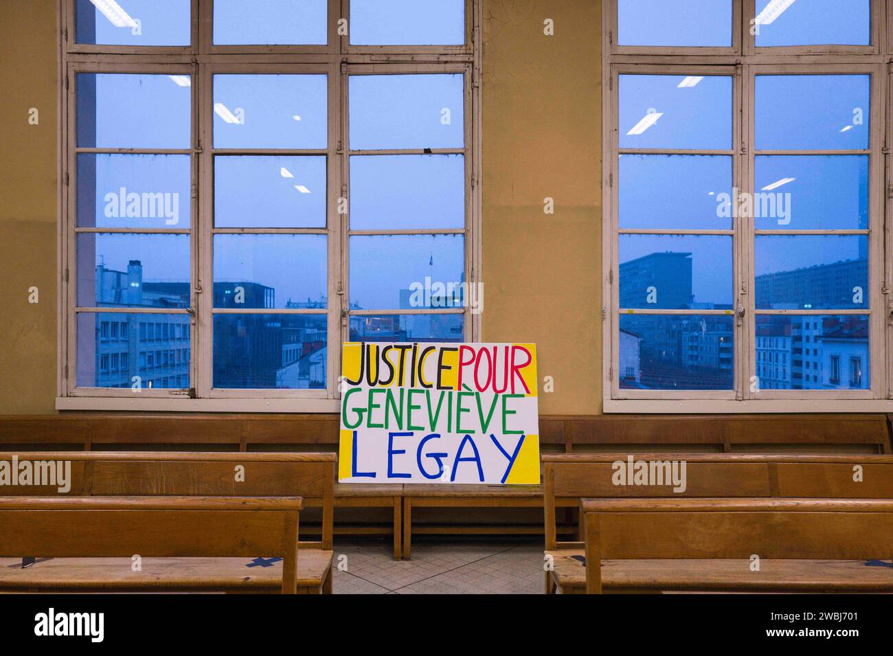 Lyon, France. 11 janvier 2024. Pancarte, équité pour Genevieve Legayby Jean-Baptiste Redde, Voltuan. Genevieve Legay, palais de justice de Lyon. Le procès du commissaire Rabah Souchi, qui a ordonné l'accusation de police qui a gravement blessé Geneviève Legay en 2019. France, Lyon, 11 janvier 2024. Photo de Patricia Huchot-Boissier/ABACAPRESS.COM crédit : Abaca Press/Alamy Live News Banque D'Images