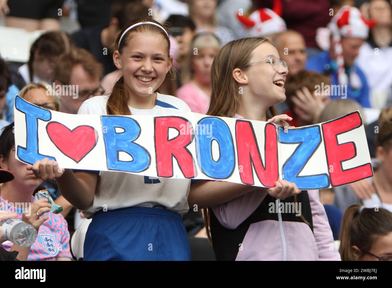 Lucy Bronze fans avec bannière maison I love Bronze à l'équipe féminine de football des Lionnes d'Angleterre v Portugal, au Stadium MK, Milton Keynes, 1 juillet 2023 Banque D'Images