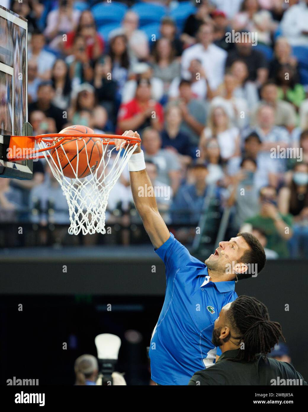 11 janvier 2024 : Novak Djokovic participe à un match de basket-ball avec l'aide d'Alan Williams de l'équipe de South East Melbourne Phoenix à Rod laver Arena lors d'un événement caritatif pour la Fondation australienne de tennis avant l'Open d'Australie qui commence le 14 janvier. Sydney Low/Cal Sport Media Banque D'Images