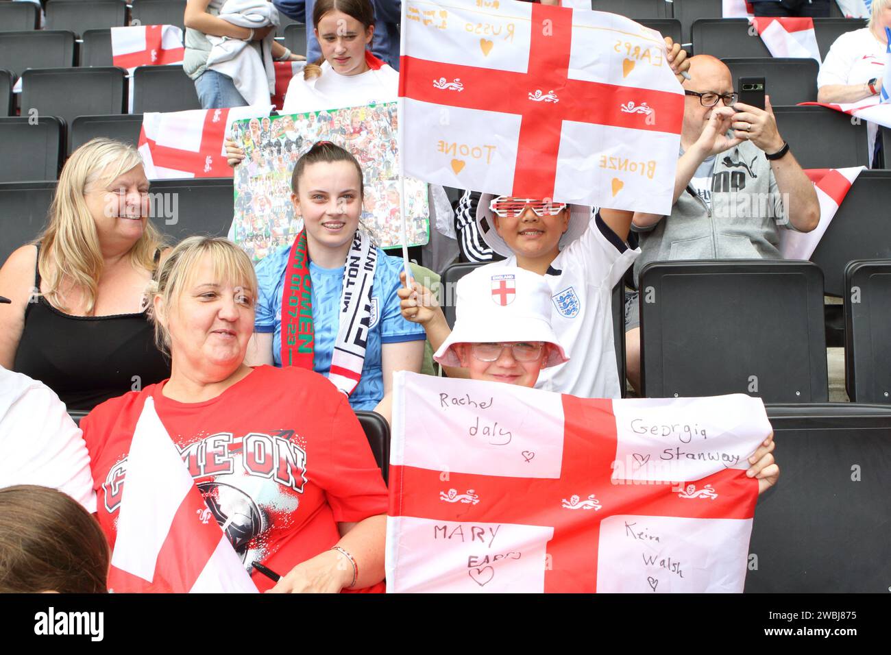 Fans de l'équipe féminine de football des Lionnes d'Angleterre contre Portugal, au Stadium MK, Milton Keynes, le 1 juillet 2023 tenant les drapeaux de St George avec noms de joueurs Banque D'Images