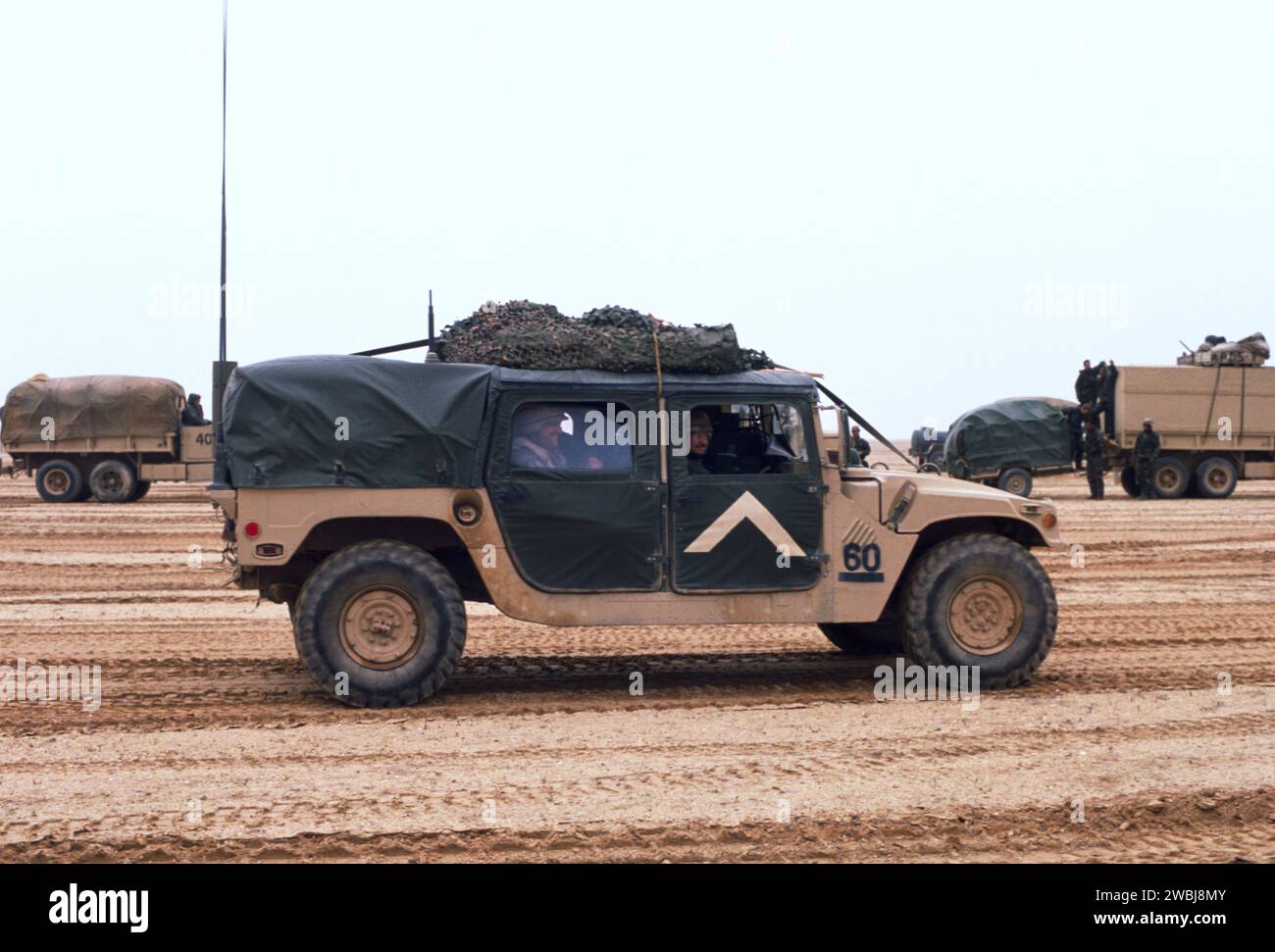 25 février 1991 UN Humvee de l'Armée américaine avance dans le désert, dans le sud de l'Iraq, du Koweït, de l'ouest pendant la guerre terrestre. Banque D'Images