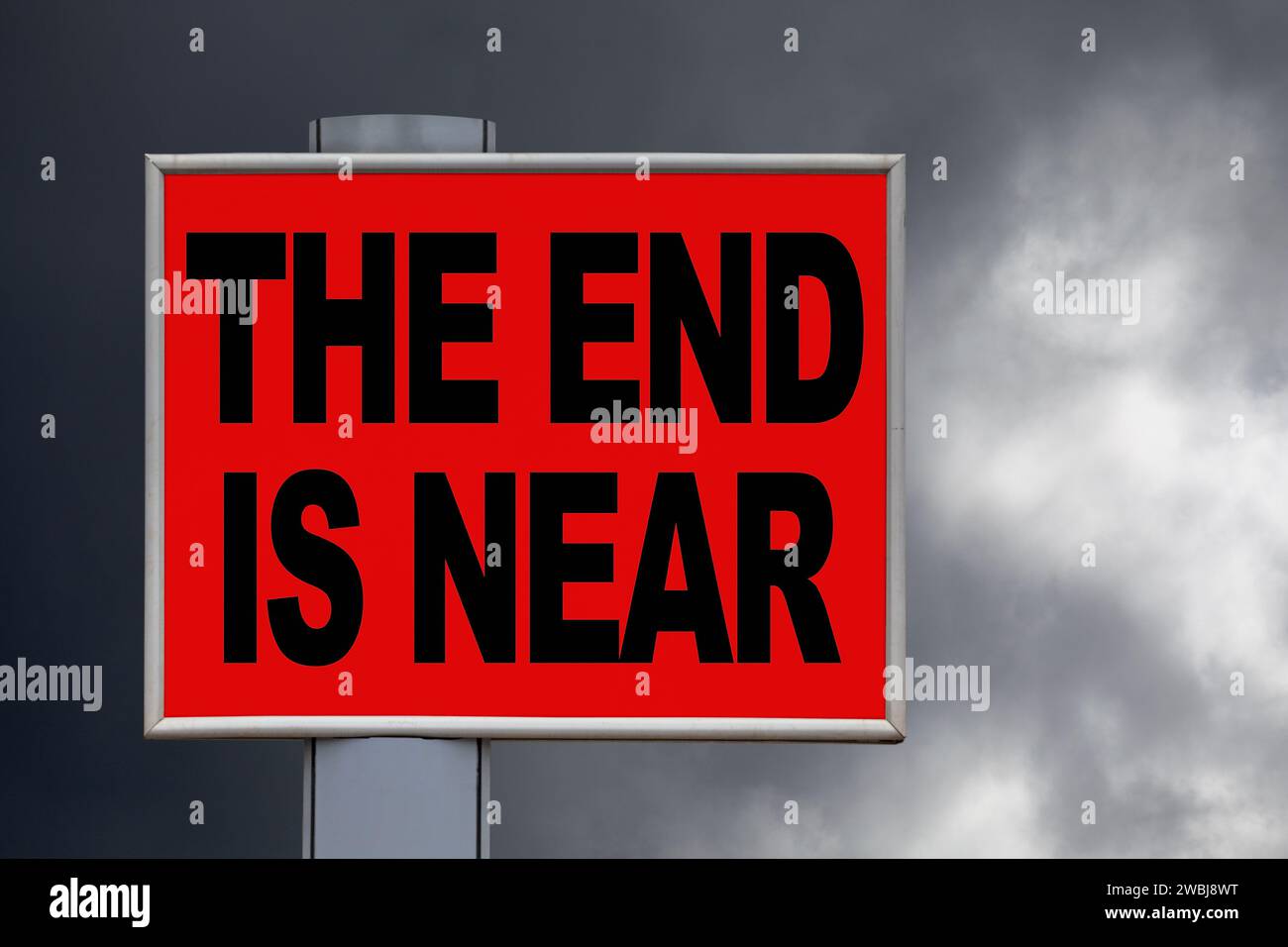 Gros plan sur un panneau d'affichage rouge contre un ciel orageux avec le message « la fin est proche » écrit au milieu. Banque D'Images Gros plan sur un panneau d'affichage rouge contre un ciel orageux avec le message « la fin est proche » écrit au milieu. Banque D'Images