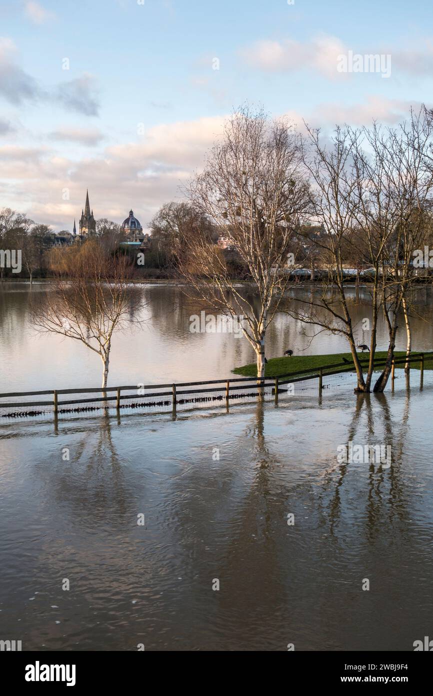 Inondations à Oxford, Royaume-Uni. La vue depuis les jardins submergés de St Hilda's College après que la rivière Cherwell a éclaté de ses rives, à la suite de la tempête Henk au début de janvier 2024. Le dôme de la Radcliffe Camera et la flèche de l'église de l'Université sont au loin, vus à travers le champ de l'école inondé et le champ de Merton Banque D'Images