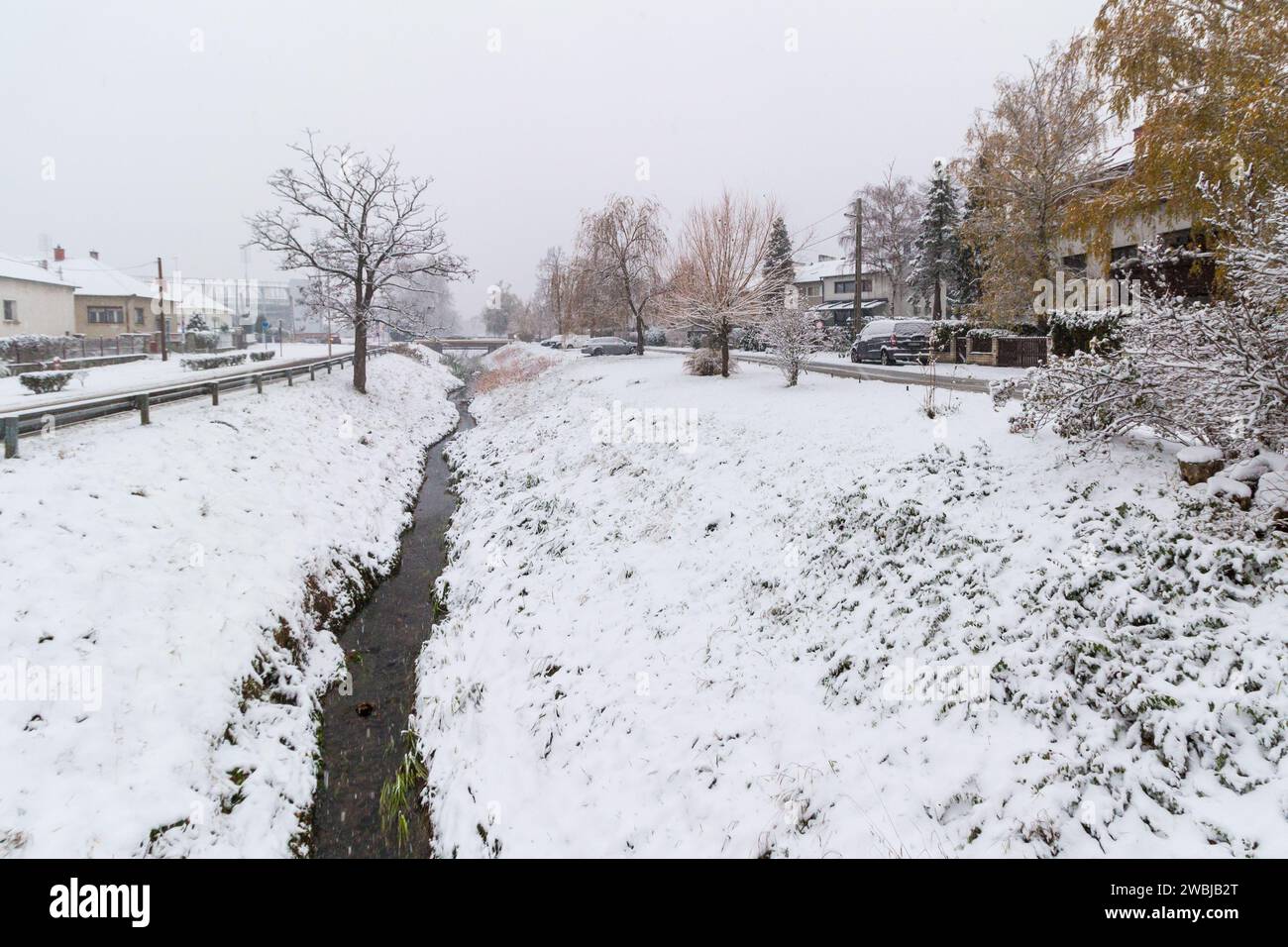 Rives du ruisseau Ikva couvert de neige fraîche en hiver, Sopron, Hongrie Banque D'Images