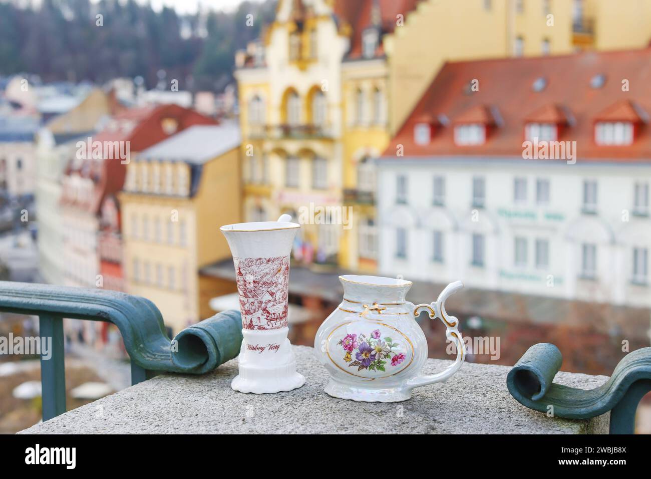 Tasse blanche pour boire de l'eau minérale thérapeutique de sources chaudes naturelles. Banque D'Images