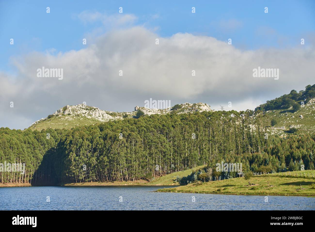 Lieu naturel appelé réservoir El Juncal, Cantabrie, Espagne Banque D'Images