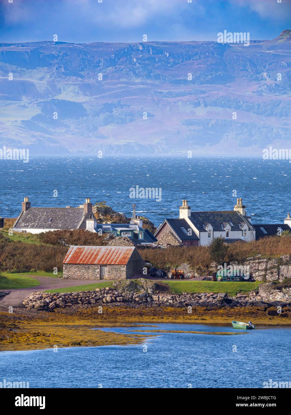 Village reculé traditionnel à ARD Dhubh avec l'île de Rassay en arrière-plan, Culduie, nr APPLECROSS Scotland UK 2023 Banque D'Images